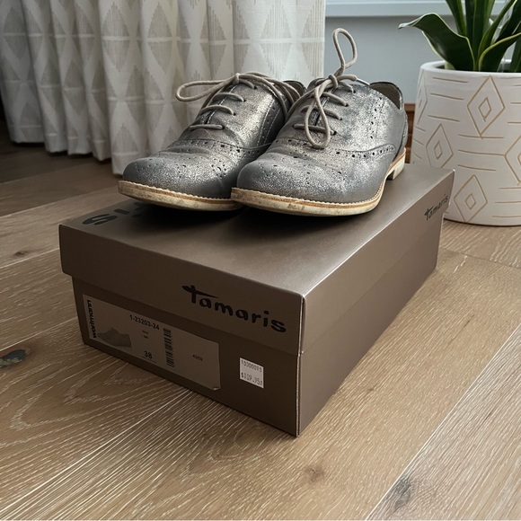 Ladies silver Brogue-style shoes - Picture 2 of 4